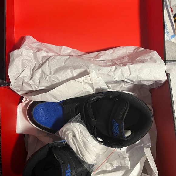 tshirt : 25$ oversized   shoes: 250 - Picture 4 of 7